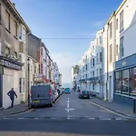 Burlington Street With Free Parking Nr Brighton College And Hospital