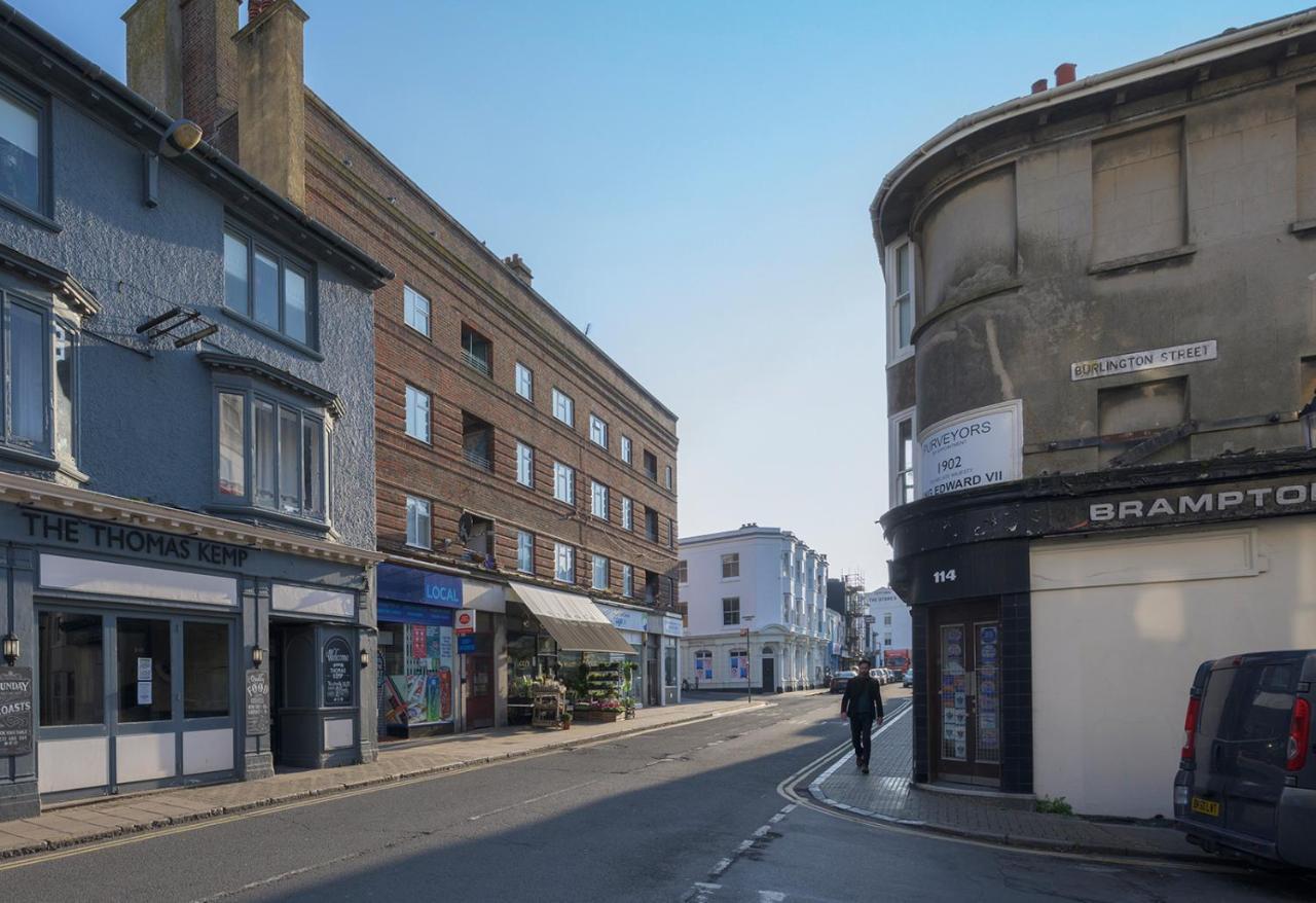 Burlington Street With Free Parking Nr College And Hospital *